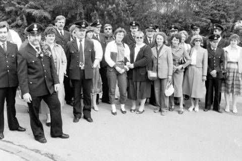 ARH Slg. Weber 02-133/0016, Gruppenfoto mit Mitgliedern der Feuerwehr und ihren Ehefrauen?, zwischen 1980/1990