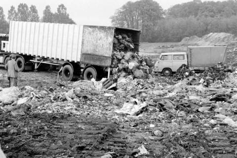ARH Slg. Weber 02-134/0002, Ein LKW beim Abladen von Müll?, zwischen 1980/1990