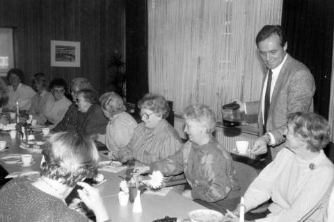 ARH Slg. Weber 02-134/0017, Gehrdens Stadtdirektor Hans Bildhauer schenkt älteren Frauen Kaffee aus, zwischen 1980/1990