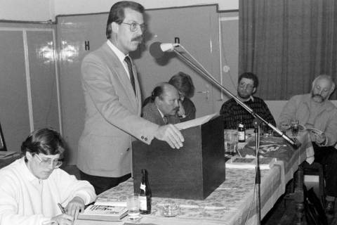ARH Slg. Weber 02-135/0008, 1. Vorsitzender Wolfgang Heinz bei der Rede auf der Jahreshauptversammlung des TV Jahn Leveste im Gasthaus Behnsen, Leveste, um 1981
