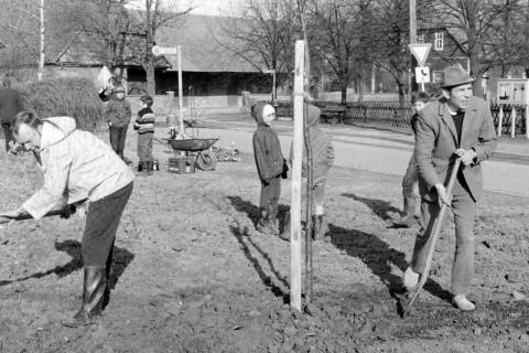ARH Slg. Weber 02-135/0009, Ortsbürgermeister Karl-Heinz Hohmann (rechts) und weitere Männer bei einer Baumpflanzung in der Dorfmitte von Redderse, zwischen 1980/1990