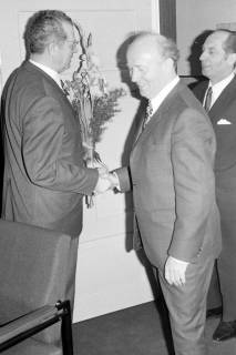 ARH Slg. Weber 02-135/0012, V.l. Stadtdirektor Walter Flasbarth und Kreiskämmerer Friedrich Bremer geben sich die Hand, Gehrden, zwischen 1970/1975
