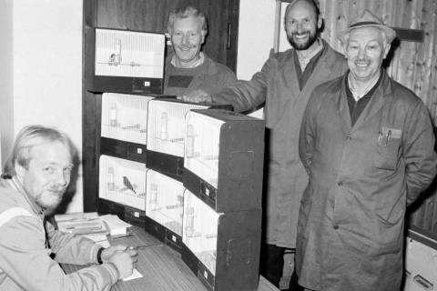 ARH Slg. Weber 02-135/0017, Mitglieder des Vogelliebhaber- und Vogelschutzverein Gehrden und Umgebung bei einer Ausstellung mit ihren Vögeln, zwischen 1980/1990