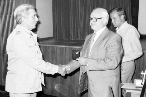 ARH Slg. Weber 02-135/0019, Gehrdens Bürgermeister Helmut Oberheide (rechts) überreicht Ratsherr Helmut Grefe eine Medaille, dahinter Stadtdirektor Hans Bildhauer, zwischen 1980/1990