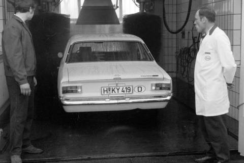 ARH Slg. Weber 02-136/0010, Zwei Männer vor einem Auto in einer Waschanlage, zwischen 1980/1990