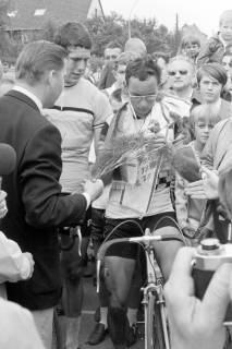 ARH Slg. Weber 02-136/0016, Siegerehrung nach einem Radrennen, zwischen 1980/1990