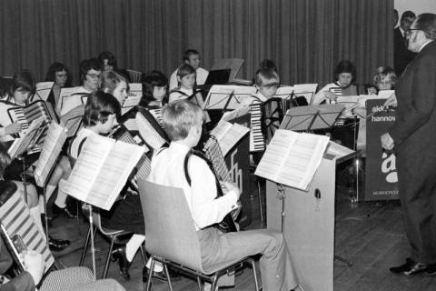 ARH Slg. Weber 02-136/0023, Auftritt einer Gruppe von Akkordeonspielern mit einem Dirigenten, zwischen 1980/1990