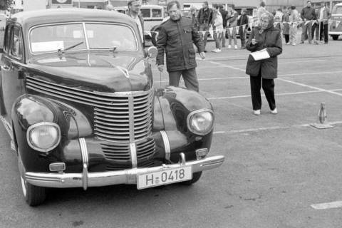 ARH Slg. Weber 02-137/0005, Personen neben einem Opel Kapitän `48 (Baujahre 1948 - 1950) auf einem Fest?, zwischen 1980/1990