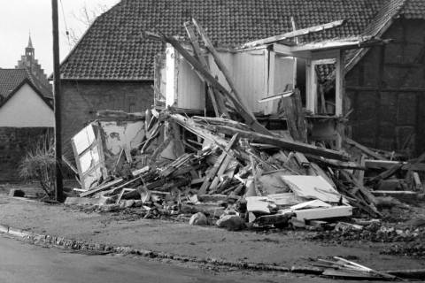 ARH Slg. Weber 02-137/0008, Überreste eines Gebäudeabriss an der Neue Straße / Kirchstraße, Gehrden, zwischen 1980/1990