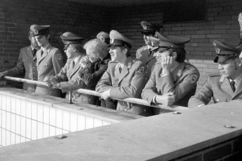 ARH Slg. Weber 02-138/0009, Eine Gruppe von jungen Bundeswehrsoldaten? auf einem Balkon des Schwestern-Hochhauses am Robert-Koch-Krankenhaus, Gehrden, zwischen 1980/1990