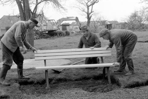 ARH Slg. Weber 02-138/0013, Drei Männer beim Aufstellen einer Parkbank, zwischen 1980/1990