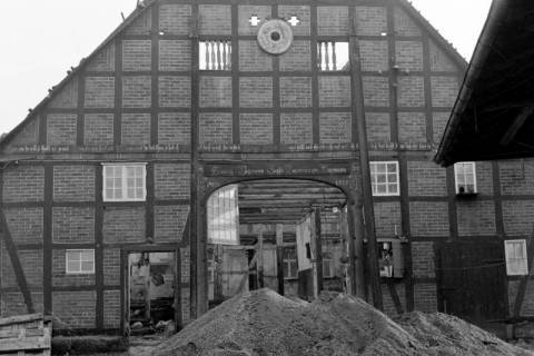 ARH Slg. Weber 02-138/0016, Eine nach dem Abriss erhaltene Hausfassade, zwischen 1980/1990