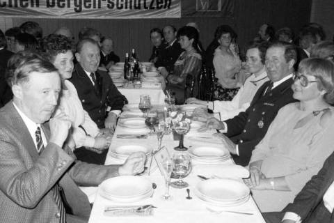 ARH Slg. Weber 02-138/0019, Mehrere Personen sitzen gemeinsam an langen Tischen bei einer Veranstaltung der Feuerwehr, zwischen 1980/1990