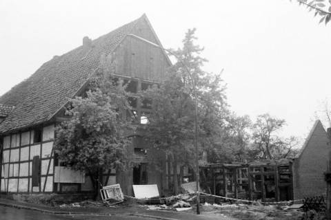 ARH Slg. Weber 02-139/0011, Abbruch eines Hauses (Baujahr 1804) in der Kirchstraße 13, Gehrden, zwischen 1980/1990