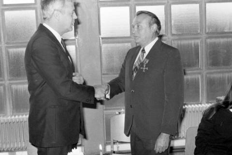 ARH Slg. Weber 02-139/0016, Ein Mann gratuliert einem weiteren Mann mit einem Bundesverdienstkreuz, zwischen 1980/1990