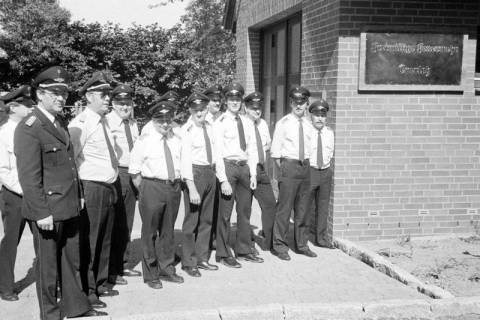 ARH Slg. Weber 02-139/0022, Gruppenfoto der Feuerwehr neben dem Feuerwehrgebäude, Everloh, zwischen 1980/1990