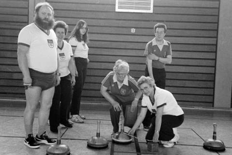 ARH Slg. Weber 02-140/0001, Personen beim Nachmessen des Siegers bei einem Stockschieß-Turnier der Behindertensportgemeinschaft Calenberg in der Sporthalle Lange Feldstraße, Gehrden, zwischen 1980/1990