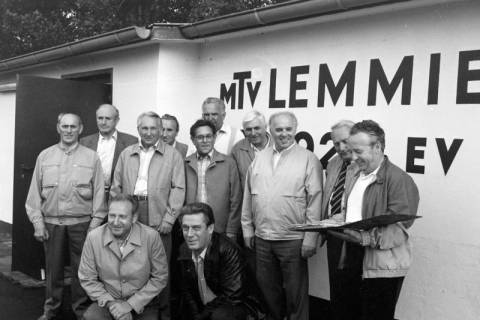 ARH Slg. Weber 02-140/0017, Gruppenfoto vor dem Sportheim des MTV Lemmie, zwischen 1980/1990