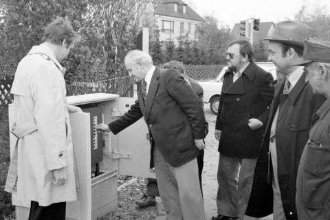 ARH Slg. Weber 02-141/0005, Gehrdens Bürgermeister Helmut Oberheide mit weiteren Männern bei der Kontrolle? eines Stromkastens?, zwischen 1980/1990