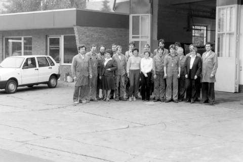 ARH Slg. Weber 02-141/0006, Gruppenfoto vor einer Autowerkstatt, zwischen 1980/1990