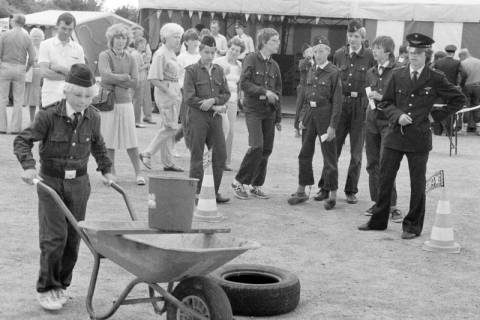 ARH Slg. Weber 02-141/0017, Kinder bei Spielen auf einem Feuerwehrfest, zwischen 1980/1990