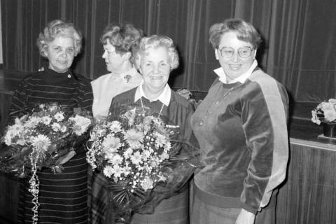 ARH Slg. Weber 02-142/0006, V.l. N.N., N.N., erste Vorsitzende Irmgard Falke und spätere erste Vorsitzende Ilse Neu bei der Versammlung des DRK-Ortsvereins Gehrden, zwischen 1980/1990