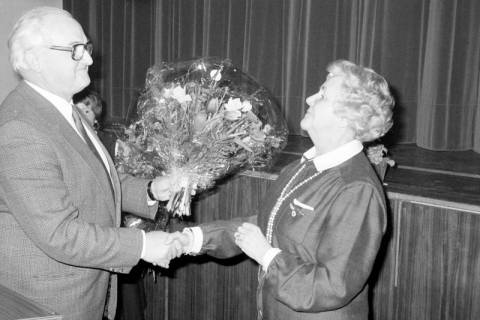 ARH Slg. Weber 02-142/0007, Bürgermeister Helmut Oberheide überreicht der ersten Vorsitzenden Irmgard Falke des DRK-Ortsvereins einen Blumenstrauß, Gehrden, zwischen 1980/1990