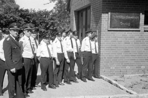 ARH Slg. Weber 02-142/0017, Gruppenfoto der Feuerwehr neben dem Feuerwehrgebäude, Everloh, zwischen 1980/1990