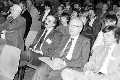 ARH Slg. Weber 02-143/0006, Publikum bei einem Treffen des Schmalfilmclubs Hannover e.V., 1985