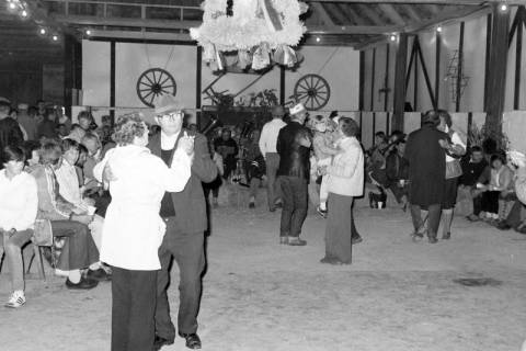 ARH Slg. Weber 02-143/0014, Tanzabend bei einem Erntedankfest?, zwischen 1980/1990