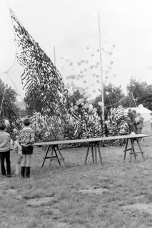 ARH Slg. Weber 02-143/0015, Personen beim Steigenlassen von Luftballons, zwischen 1980/1990