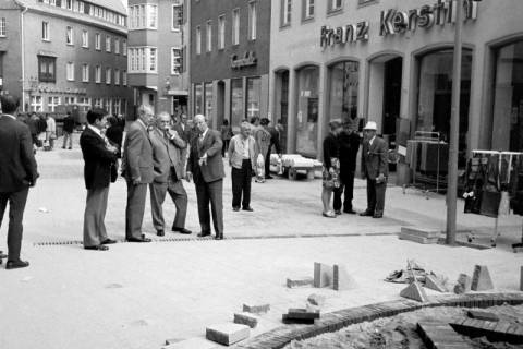ARH Slg. Weber 02-144/0006, Personen vor Pflasterarbeiten in einer Innenstadt, zwischen 1970/1980