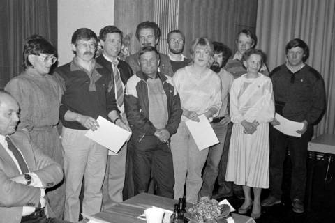 ARH Slg. Weber 02-145/0009, Gruppenfoto nach einer Urkundenübergabe innerhalb eines Sportvereins?, zwischen 1980/1990