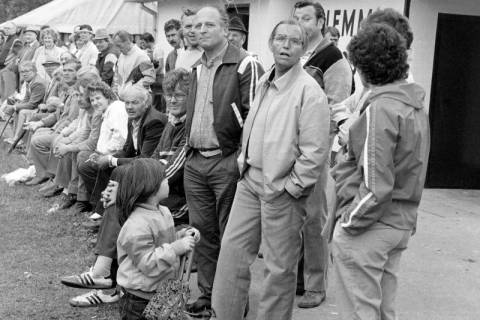 ARH Slg. Weber 02-145/0013, Publikum bei einem Fußballspiel auf dem Sportplatz des MTV Lemmie zwischen Lemmie und Sorsum, zwischen 1980/1990