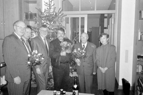 ARH Slg. Weber 02-146/0012, Gruppenbild mit Blumensträußen vor einem Weihnachtsbaum im Vierständerhaus, Gehrden, zwischen 1980/1990