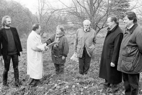 ARH Slg. Weber 02-146/0013, Gehrdens Bürgermeister Heinrich Berkefeld gratuliert einer Frau mit weiteren Männern auf einer Grünfläche, zwischen 1990/2000