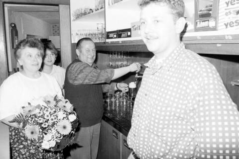 ARH Slg. Weber 02-147/0008, Pächterehepaar von der Milchbar und zwei weitere Personen im Hallen- und Freibad, Gehrden , zwischen 1990/2000