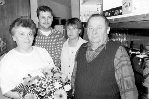 ARH Slg. Weber 02-147/0009, Vier Personen hinter einer Theke in einem Lokal, zwischen 1990/2000