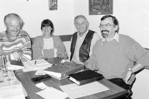 ARH Slg. Weber 02-147/0011, Vier Personen an einem Tisch mit Unterlagen, zwischen 1980/1990