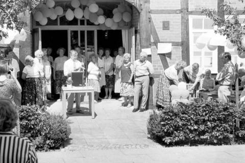 ARH Slg. Weber 02-148/0007, Personen bei einem Fest vor dem Vierständerhaus, Gehrden, zwischen 1980/1990