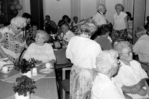 ARH Slg. Weber 02-148/0008, Ältere Personen bei Kaffee und Kuchen, zwischen 1980/1990