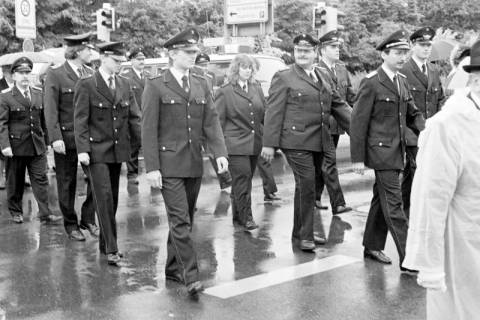 ARH Slg. Weber 02-148/0011, Mitglieder der Feuerwehr bei einem Umzug, zwischen 1980/1990