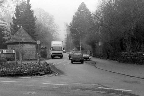 ARH Slg. Weber 02-149/0001, Blick in eine Straße zum Robert-Koch-Krankenhaus, Gehrden, zwischen 1980/1990