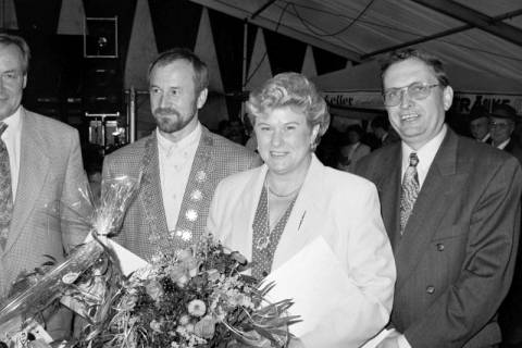 ARH Slg. Weber 02-149/0002, Gehrdens Bürgermeister Heinrich Berkefeld (rechts) mit einem Mann und einer Frau mit Blumensträußen auf einem Schützenfest, zwischen 1980/1990