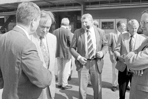 ARH Slg. Weber 02-150/0005, Eine Gruppe von Politikern vor einem Gebäude mit Förderungsbändern, zwischen 1990/2000