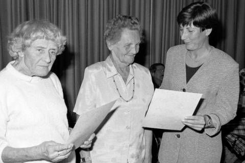 ARH Slg. Weber 02-150/0009, Eine Frau überreicht zwei älteren Frauen Urkunden, zwischen 1980/1990