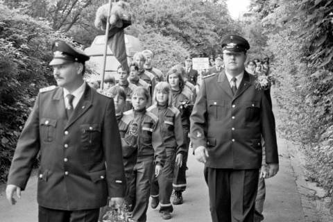 ARH Slg. Weber 02-150/0015, Mitglieder der Feuerwehr bei einem Festumzug, zwischen 1980/1990