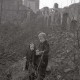 Archiv der Region Hannover, ARH NL Koberg 608, Kinder in den Trümmern im Hintergrund der Beginenturm, Hannover