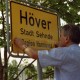 Archiv der Region Hannover, ARH BA 2807, LR Arndt stellt den Schriftzug "Region Hannover" auf Ortsschildern vor