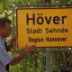 Archiv der Region Hannover, ARH BA 2821, LR Arndt stellt den Schriftzug "Region Hannover" auf Ortsschildern vor